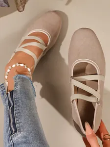Dettaglio di ballerine Mary Jane beige stile coreano con cinturini elastici incrociati