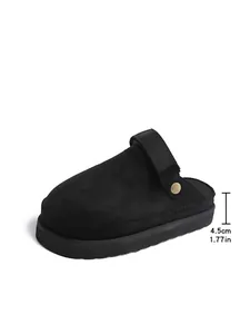 Détail de la semelle plateforme de 4,5 cm des mules fermées noires chic