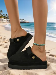 Sabots à plateforme noirs tendance pour femmes avec bride à boucle sur la plage
