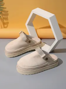 Vue latérale de sabots à plateforme en daim beige avec semelle épaisse et bride décorative
