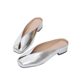 Mules plateadas elegantes con punta afilada para mujer con diseño casual de tacón bajo