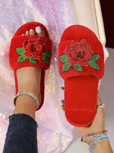 Pantofole in peluche rosso con ricamo a rosa e fodera morbida per donna
