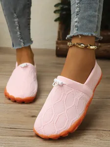 Nahaufnahme von rosafarbenen Barfußschuhen für Damen mit atmungsaktivem Strickstoff und Verschluss