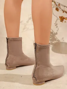Detailansicht taupefarbene Stretch-Stiefeletten mit funktionalem Reißverschluss hinten
