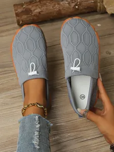 Nahaufnahme grauer Barfußschuh mit orangefarbener Sohle und atmungsaktivem Mesh-Gewebe