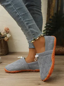 Detaillierte Ansicht der grauen Strick-Outdoor-Schuhe für Damen mit Kordelzugverschluss