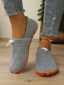 Atmungsaktive graue Barfußschuhe aus Fly-Woven mit rutschfester orangefarbener Sohle