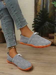 Detailansicht der grauen Flyknit-Barfußschuhe für Damen mit orangefarbener Sohle