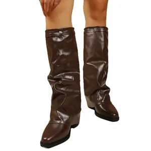 Bottes pantalon plissées marron foncé pour femme avec talon compensé et bout pointu.
