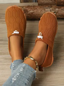 Nahaufnahme von braunen Fly-Knit-Barfußschuhen für Damen mit feinen Strickmustern