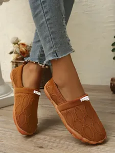 Detailaufnahme brauner Damen-Flyknit-Schuhe mit atmungsaktivem Design und Verschluss.