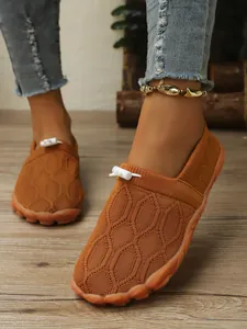 Nahaufnahme der atmungsaktiven braunen Barfuß-Sportschuhe für Damen im Outdoor-Bereich