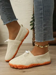 Detail der atmungsaktiven Damen-Barfußschuhe mit Fly-Knit-Obermaterial und oranger Sohle