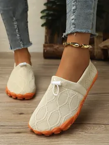 Detail von Damen Barfuß-Stricksneakern mit beigem Mesh und orangefarbenen Sohlen