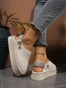 Gros plan de sabots à plateforme beige avec texture en daim et semelle épaisse