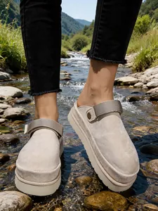 Élégants sabots à plateforme beige à semelle épaisse présentés dans un beau ruisseau