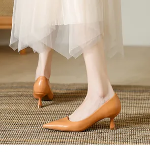 Escarpins orange élégants à bout pointu et talons aiguilles en cuir souple pour femme