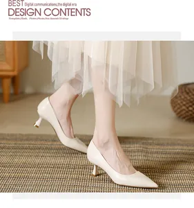 Escarpins élégants à bouts pointus en cuir souple crème pour femmes au design raffiné.