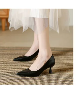 Escarpins noirs élégants à bout pointu et talons fins portés avec une jupe en tulle