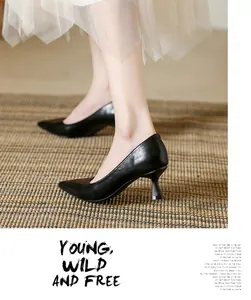 Vue détaillée d'élégants escarpins noirs à bout pointu et petits talons en cuir souple