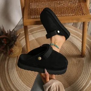 Sabots à plateforme en daim noir pour femmes avec détails de boucle dorée élégants
