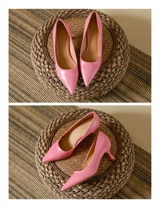 Vues de dessus et de côté de talons hauts roses à bouts pointus sur un tabouret