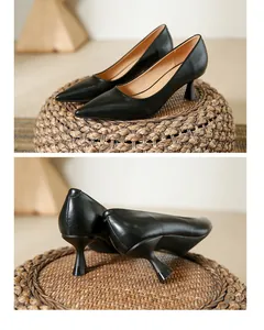Vue détaillée d'escarpins noirs élégants à bout pointu en cuir lisse de haute qualité.