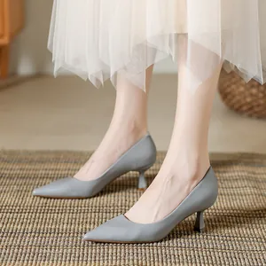 Escarpins élégants gris à bout pointu et petits talons en cuir souple pour femmes