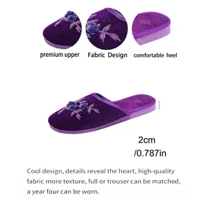 Eleganti pantofole in velluto viola con fiori di perline e tacco piatto di 2 cm.