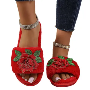 Pantofole in ecopelliccia rossa da donna con ricamo a rosa e strass scintillanti