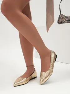 Vue détaillée de ballerines pointues dorées métallisées au design plissé élégant