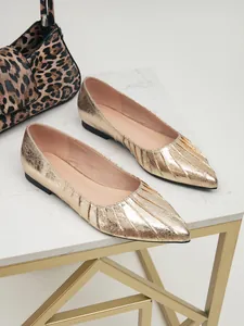 Vue détaillée des ballerines dorées à bout pointu de style français au design plissé