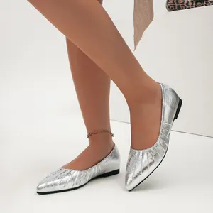 Élégantes ballerines argentées pointues à bout pointu avec design plissé pour femmes