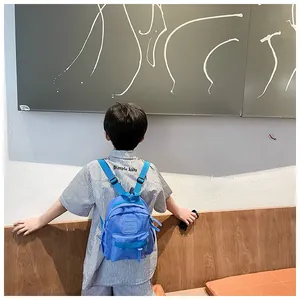 Vue arrière d'un sac à dos bleu léger pour enfant porté par un enfant dans un cadre moderne