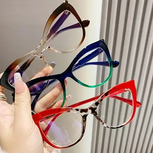 Detail von drei farbenfrohen Cat-Eye-Brillengestellen, die zur Schau gestellt werden.