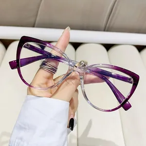 Detailansicht der übergroßen Cat-Eye-Brille mit lila Farbverlauf und Blaulichtfilter