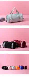 Grandi borse da viaggio e sportive cilindriche in vari colori visualizzate su sfondo rosa