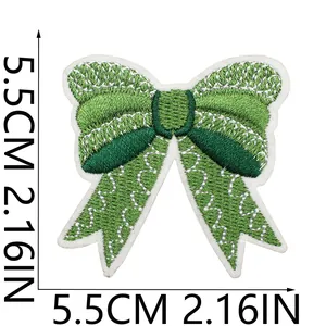 Detaillierter grüner Stickereiaufnäher Schleife mit 5,5cm Größenangabe für DIY