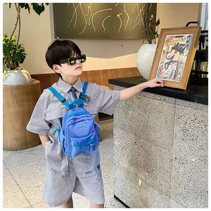 Vue détaillée d'un sac à dos bleu tendance et léger pour enfant avec un design moderne.