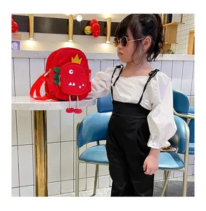 Bonita mochila roja de dinosaurio para niños en un acogedor entorno de cafetería lifestyle