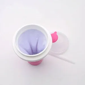 Vista dall'alto di una tazza rosa per granite con rivestimento interno refrigerante viola