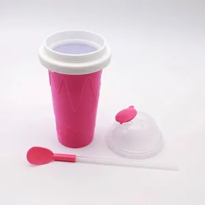 Dettaglio bicchiere granita rosa con coperchio e cannuccia-cucchiaio