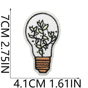 Detailansicht der Abmessungen eines Glühbirnen-Stickerei-Aufnähers mit Pflanze, 7x4,1 cm
