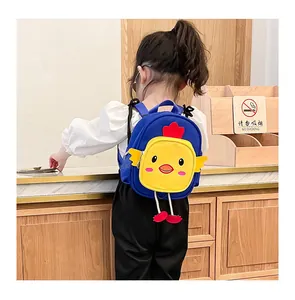 Vista trasera detallada de una linda mochila de pollito azul y amarilla para niños