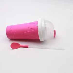Dettaglio del bicchiere rosa per granite con cucchiaio e cannuccia per l'estate
