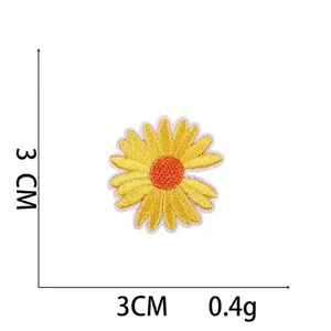 Makroansicht des gelben Gänseblümchen-Stickereiaufnähers mit Größe und Gewicht