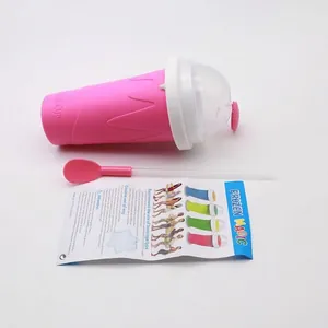 Set tazza per granite con tazza rosa da spremere, cucchiaio e manuale d'istruzioni.