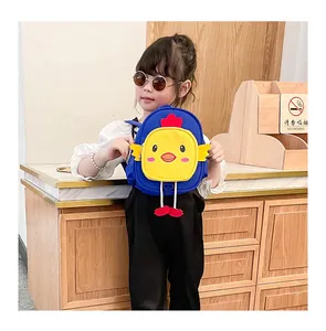 Vista detallada de la linda mochila de pollito de dibujos animados azul y amarilla para niños