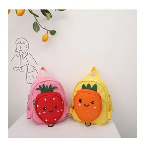 Vista detallada de las mini mochilas de dibujos de fresa rosa y zanahoria amarilla infantil
