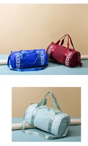 Dettaglio di borse da palestra cilindriche in blu, bordeaux e azzurro.